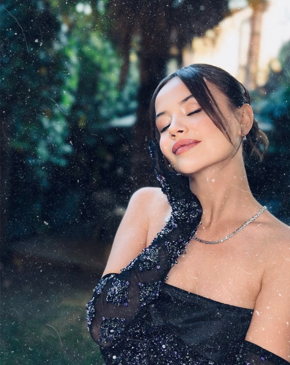 Eger birileri sana her firsatta çamur atiyorsa, bil ki senin parladigin yerde onlarin gölgesi bile yoktur…😉❤️🧚‍♂️💅

 #YağmurYüksel