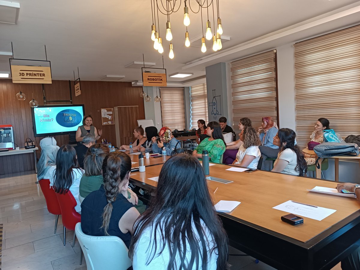 İskenderun İlçe Milli Eğitim Müdürlüğü öğretmenlerimizle gerçekleştirdiğimiz mahalli STEM eğitimi, “STEM nedir, ne değildir?” ve “Neden STEM?”sunumlarıyla başladı. 
#PayaSTEMGeleceğiKurgular  
#STEMEğitimi  
#ÖğretmenleGüçlüyüz  
#YapayZekaMerkezi  
#İskenderunİlçeMEM