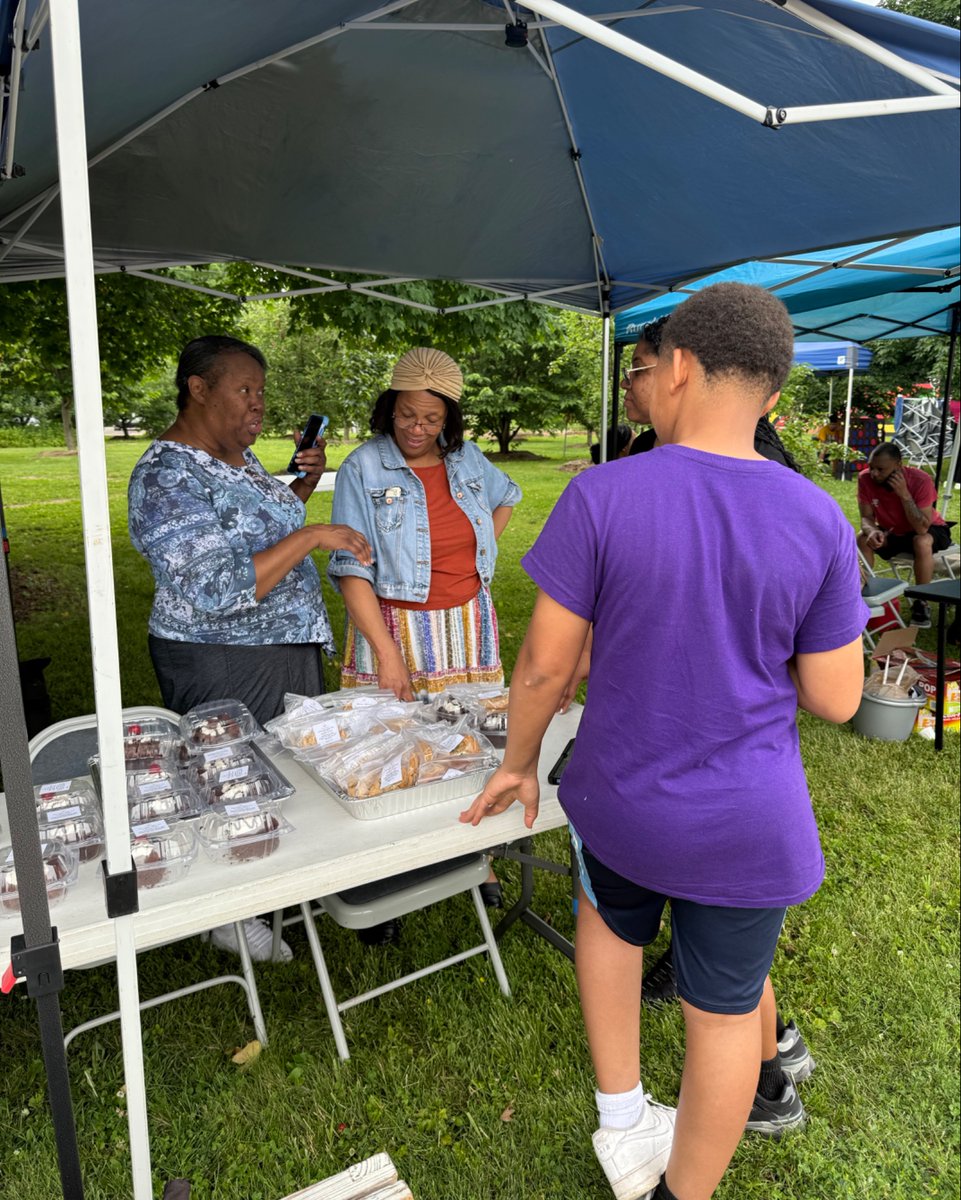 theindyHD's tweet photo. Where will the market pop up this week? 🤔 Join us this Friday, June 13, at 21st and Capitol from 4-6:30 p.m. for fresh food, local finds and family fun. 🤩

We’ll see you there! #IHDFarmersMarket https://t.co/EnKCCnr5sA
