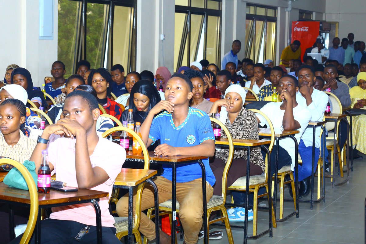 "Ukiacha kutumia taaluma yenu katika utendaji bora wa kazi zenu pia hakikisheni elimu mliyoipata hapa inaenda kuwapa suluhu ya changamoto mnazokutana nazo katika jamii inayowazunguka ili kujenga jamii iliyo bora" - Dkt. Wiliam Gomela

#CBEforBusinessSuccess