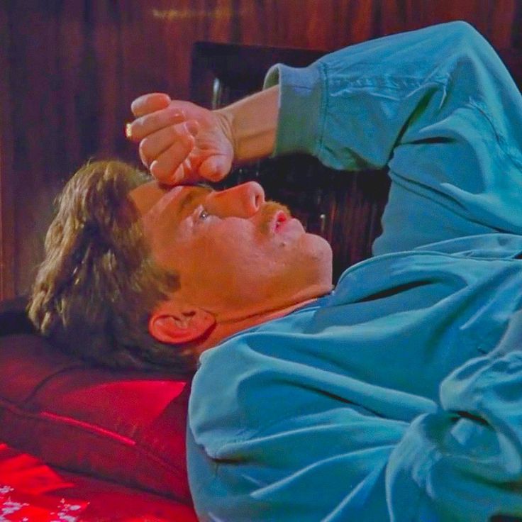 Обожаю Ричи из минисериала, он как будто менее шутливый и мне как раз нравится образ напуганного депрессивного Ричи. В постканоне вижу его тяжело отходящим от произошедшего. Он долго не может вернуться к работе, запирается дома и забывается в вине

#reddie