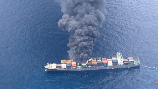 MasContainer's tweet image. #Explosiones en el #mar #Arábigo: #buquecarguero arde frente a las #costas de #Kerala y deja a varios #tripulantes desaparecidos mascontainer.com/contenedores-e… @NPortuarias