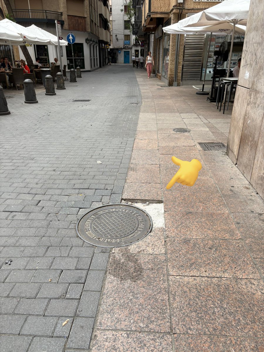 C/Don Alonso de Aguilar. Ningún asesor de <a href="/ppcordobayto/">ppcordobayto</a> <a href="/InfrayMAmbiente/">Delegación de Infraestructuras</a> <a href="/pp_cordoba/">PP de Córdoba</a> <a href="/ayuncordoba_es/">Ayuntamiento Córdoba</a> <a href="/MRuizMadruga/">Miguel Ruiz Madruga</a>  lo vio!! Lleva en ese estado 67 días. Córdoba sin rumbo.