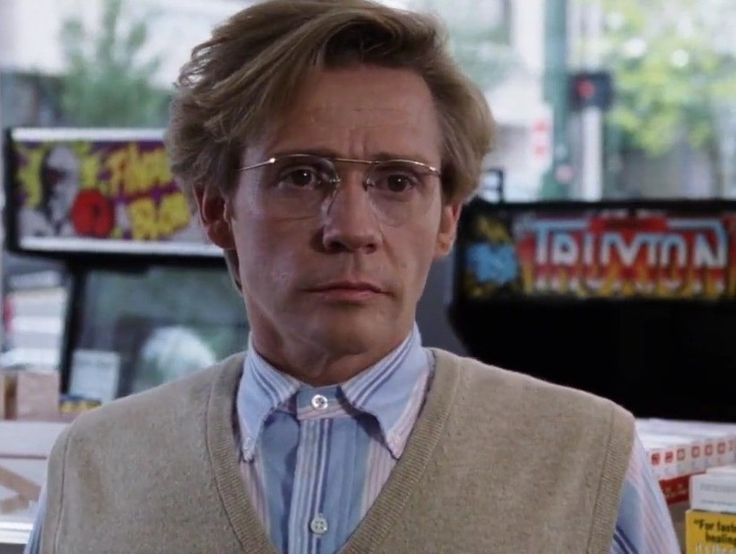 Эдди наоборот вижу полным решимости, он слишком долго боялся всего и вся и теперь, побывав на волосок от смерти он начинает ценить жизнь. Понимая сколько упустил Эдди старается не упустить ещё больше. Съезжает от матери, постепенно слезает с лекарств