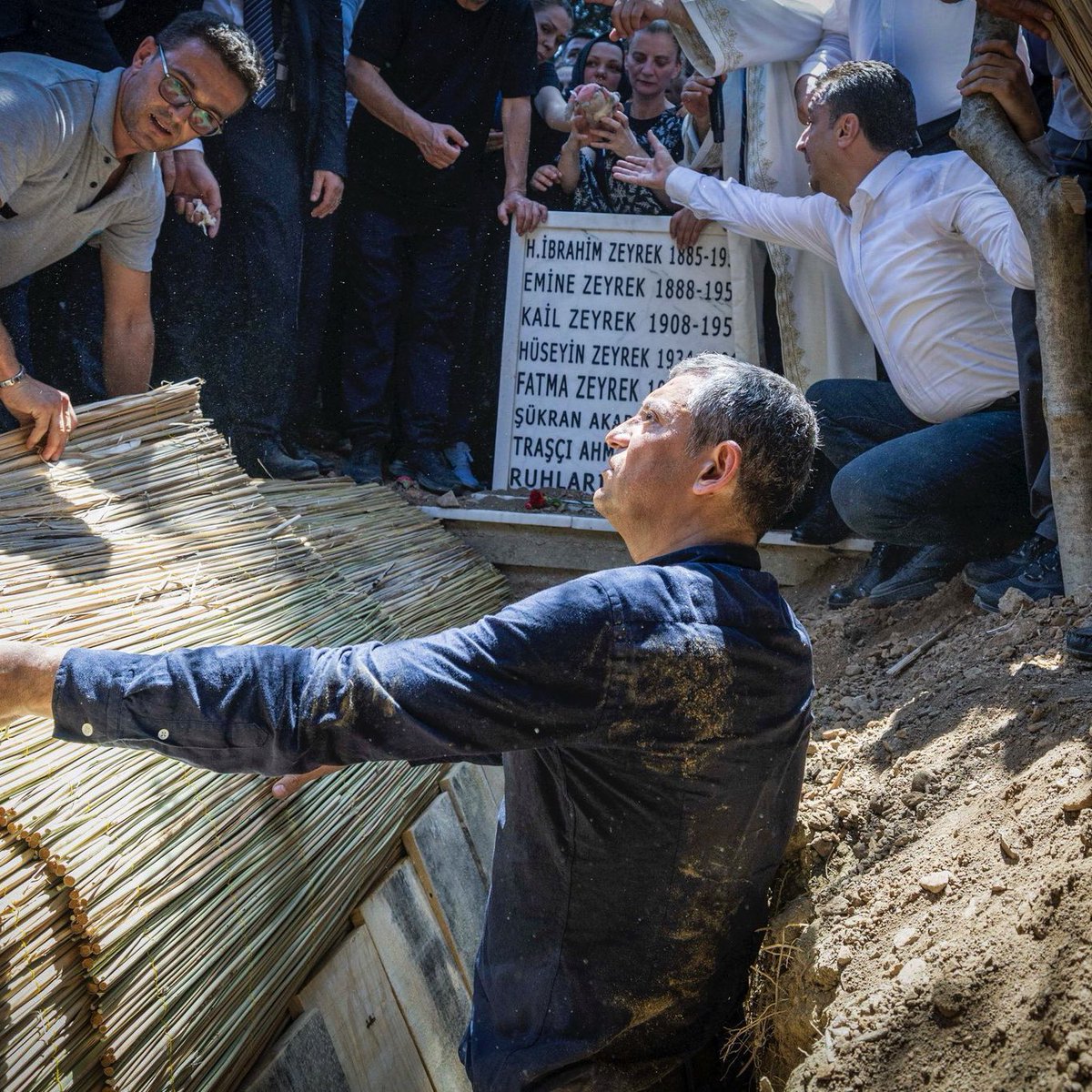 Bu adam genel başkan olduğu günden itibaren;cezaevi,hastane,miting meydanları arasında mekik dokudu. Şimdi de Ferdi Zeyrek defnedilirken bizzat mezarıyla ilgileniyor. Özgür Özel’i siyasi olarak eleştirdim ama vefasına büyük saygı duyuyorum.