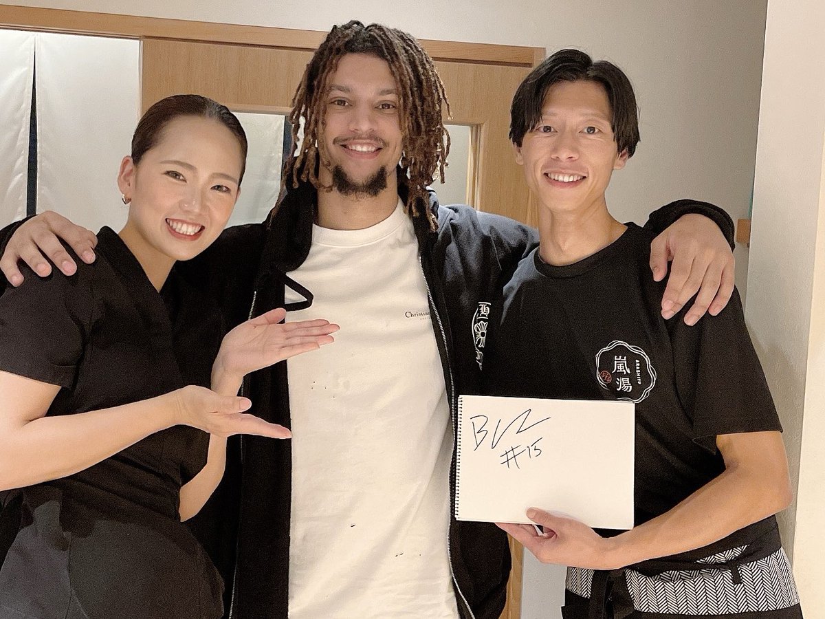 arashiyufushimi's tweet photo. ブランドン・クラーク選手がご来店くださいました🏀❤️

めちゃくちゃ身長が高くて足が長くてカット良くて、、、
そしてとっても優しくて紳士でした🥹🫶🏻

日本旅行楽しんでください♡♡
ありがとうございました！！！

#BrandonClarke
#ブランドンクラーク
#NBA
#MEMPHISGRIZZLIES https://t.co/fTCT2vzm7j