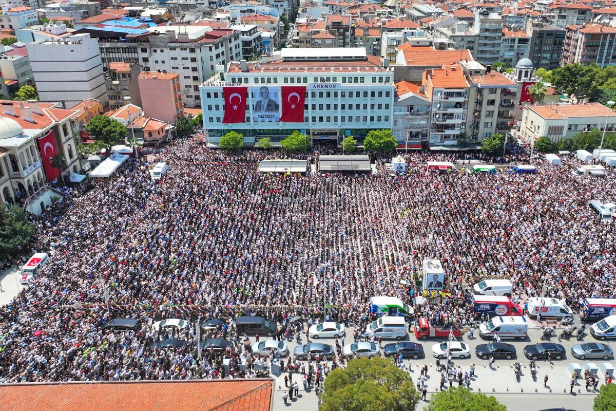 Değerli meslektaşım ve Manisa Büyükşehir Belediye Başkanımız Ferdi Zeyrek’i, çok sevdiği Manisa’da son yolculuğuna uğurladık.

Özdemir Asaf’ın dediği gibi 

Ölüm; ben onu çiçeklerle giderken gördüm.
Ölüm; ben onu yaşamları bilerken gördüm.
Obur doymazlıkların obur açlıklarında,