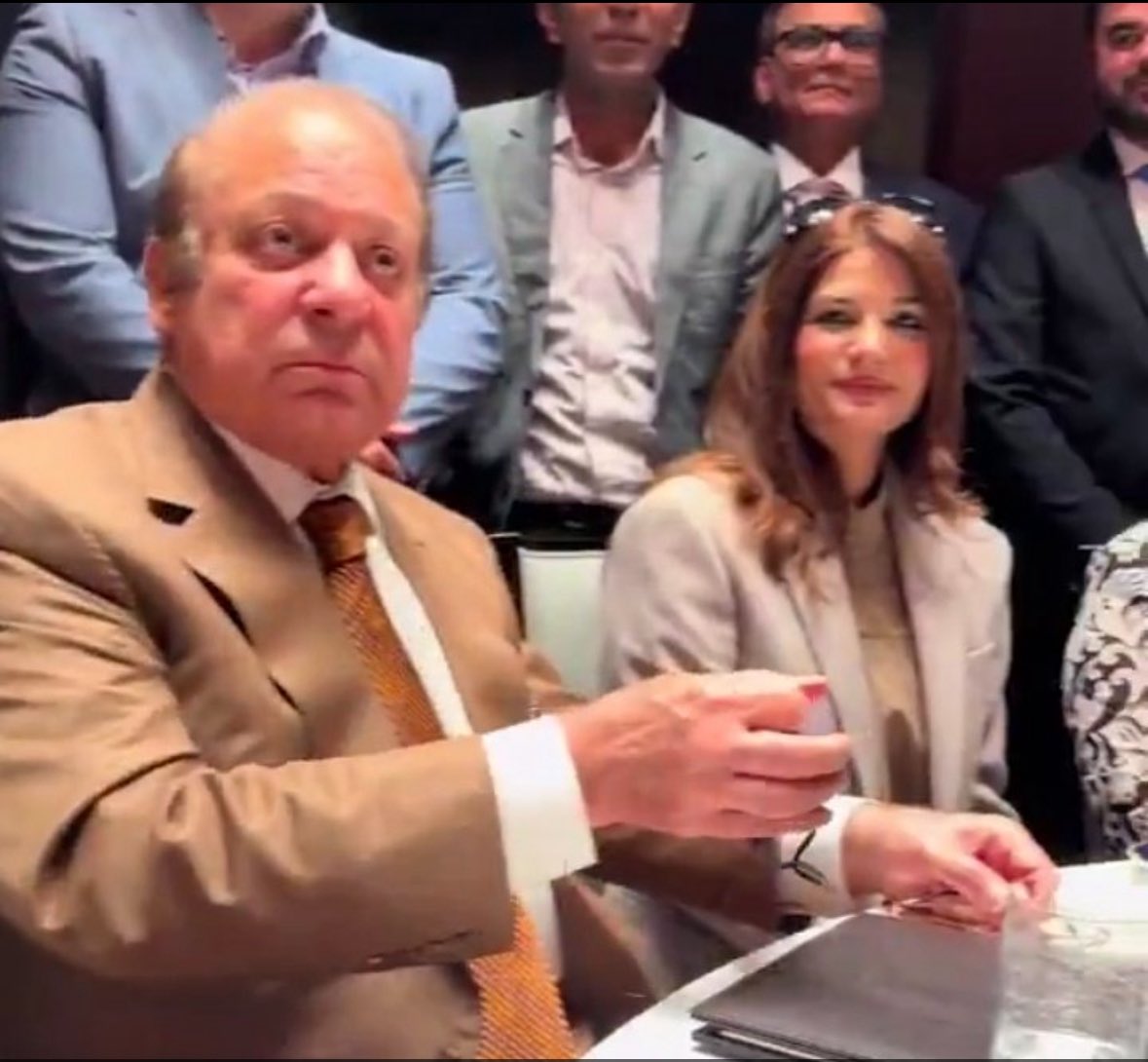 Boll_Bachan's tweet image. گالی دینے والی کو اپنے ساتھ بٹھایا عزت دی
عزت دینے جب پکڑ میں آئنگے تب مڑ کر دیکھو گے؟

واہ میاں صاحب واہ
واہ میاں جی واہ
@NawazSharifMNS @MaryamNSharif 
#foryou 
#pakstudy