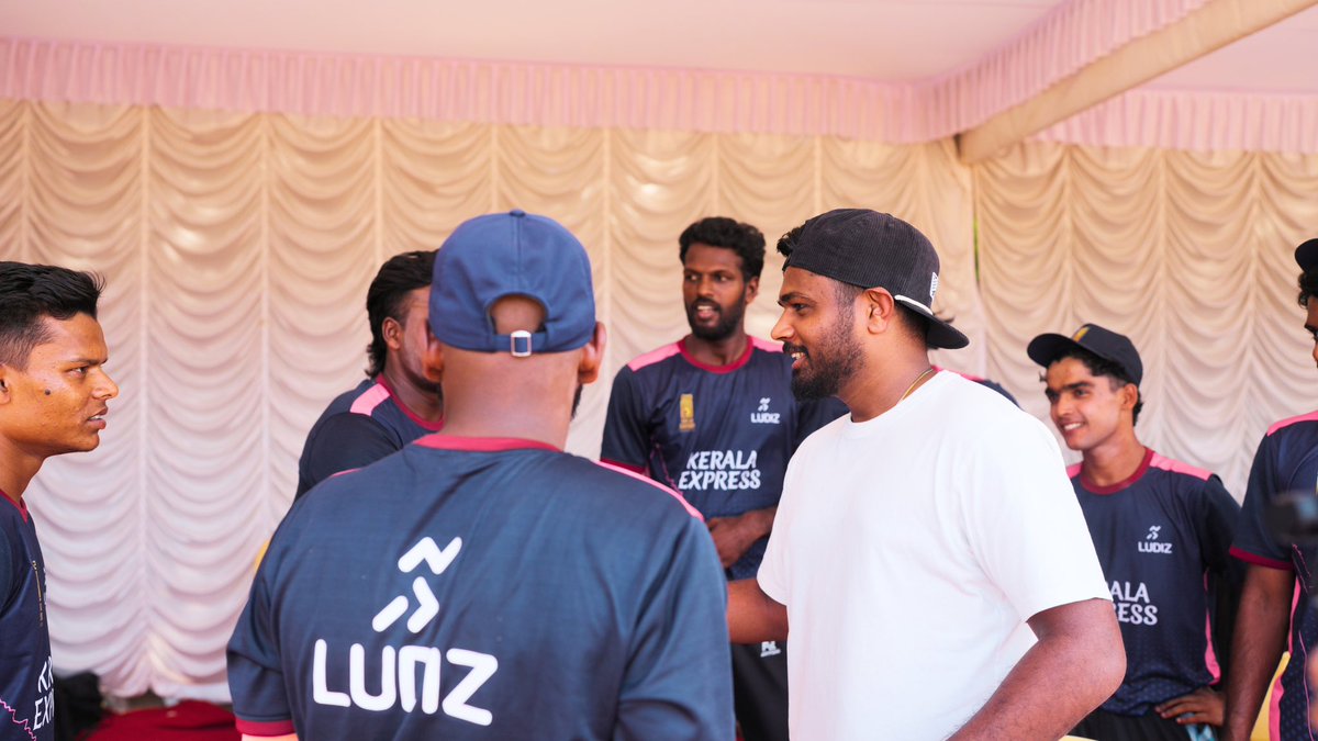 SanjuFoundation's tweet photo. When your idol walks in and gives you a pat on the back, magic happens 

He walked into the pitch, encouraged every bowler, and shared words that hit harder than bouncers!

Thank you Sanju, for being the role model ❤️ 

#SanjuSamson #sanjusamsonfoundation #ssf #keralaexpress https://t.co/ZLZkNcxSOv