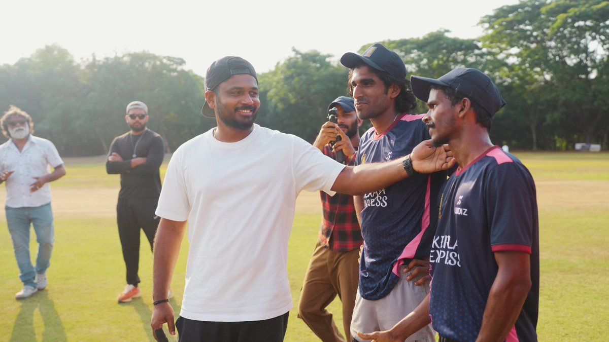 SanjuFoundation's tweet photo. When your idol walks in and gives you a pat on the back, magic happens 

He walked into the pitch, encouraged every bowler, and shared words that hit harder than bouncers!

Thank you Sanju, for being the role model ❤️ 

#SanjuSamson #sanjusamsonfoundation #ssf #keralaexpress https://t.co/ZLZkNcxSOv
