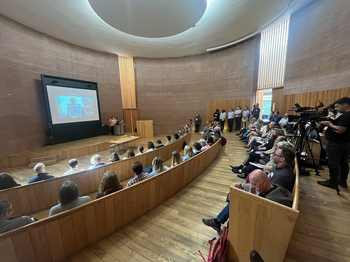 LeanneWood's tweet image. Great to have two government ministers with us from two different governments at the @CommEnergyWales conference in the Centre for Alternative Technology, discussing how community energy can help to address questions many people have about green energy.