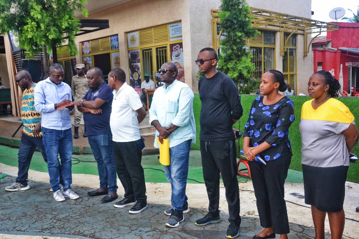 Nyarugenge District (@nyarugenge) on Twitter photo Umuyobozi Nshingwabikorwa w'Akarere ka #Nyarugenge, Bwana <a href="/AlexisIngangare/">ingangare alexis</a> yahuye n'abafite inyubako ndetse n'abakorera mu Biryogo ahazwi nko mu Marangi baganira ku buryo bakwishakamo ibisubizo hagamijwe gukora isuku no kurimbisha aho bakorera
#KigaliYacu Umuyobozi Nshingwabikorwa w'Akarere ka #Nyarugenge, Bwana <a href="/AlexisIngangare/">ingangare alexis</a> yahuye n'abafite inyubako ndetse n'abakorera mu Biryogo ahazwi nko mu Marangi baganira ku buryo bakwishakamo ibisubizo hagamijwe gukora isuku no kurimbisha aho bakorera
#KigaliYacu
