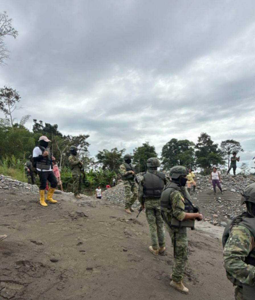 Ministerio de Defensa Nacional del Ecuador (@defensaec) on Twitter photo ¡LAS MAFIAS DE LA MINERÍA ILEGAL SERÁN ERRADICADAS!💪
Dos campamentos de minería ilegal inhabilitados.
➡️Con el firme propósito de combatir las mafias dedicadas a la minería ilegal, el #BloqueDeSeguridad, a través del <a href="/EjercitoECU/">Ejército Ecuatoriano</a>, refuerza las operaciones militares en las ¡LAS MAFIAS DE LA MINERÍA ILEGAL SERÁN ERRADICADAS!💪
Dos campamentos de minería ilegal inhabilitados.
➡️Con el firme propósito de combatir las mafias dedicadas a la minería ilegal, el #BloqueDeSeguridad, a través del <a href="/EjercitoECU/">Ejército Ecuatoriano</a>, refuerza las operaciones militares en las