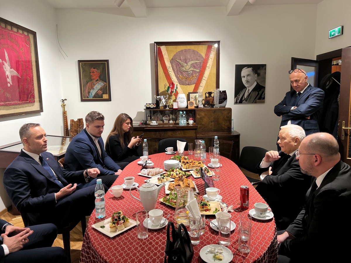 Szymon Stachowiak (@szstachowiak) on Twitter photo Historyczne zdjęcie w zacnym gronie
📸🇵🇱
Kraków, Hala „Sokół” 24.11.2024r.
Dzień ogłoszenia Prezydenta elekta <a href="/NawrockiKn/">Karol Nawrocki</a> kandydatem.
My już wiedzieliśmy kto wygra 😎🇵🇱
<a href="/OficjalnyJK/">Jarosław Kaczyński</a> <a href="/AdamBielan/">Adam Bielan #Nawrocki2025</a> <a href="/jbrudzinski/">Joachim Brudziński 🇵🇱</a> <a href="/MCirkot/">Magdalena Cirkot</a> Historyczne zdjęcie w zacnym gronie
📸🇵🇱
Kraków, Hala „Sokół” 24.11.2024r.
Dzień ogłoszenia Prezydenta elekta <a href="/NawrockiKn/">Karol Nawrocki</a> kandydatem.
My już wiedzieliśmy kto wygra 😎🇵🇱
<a href="/OficjalnyJK/">Jarosław Kaczyński</a> <a href="/AdamBielan/">Adam Bielan #Nawrocki2025</a> <a href="/jbrudzinski/">Joachim Brudziński 🇵🇱</a> <a href="/MCirkot/">Magdalena Cirkot</a>