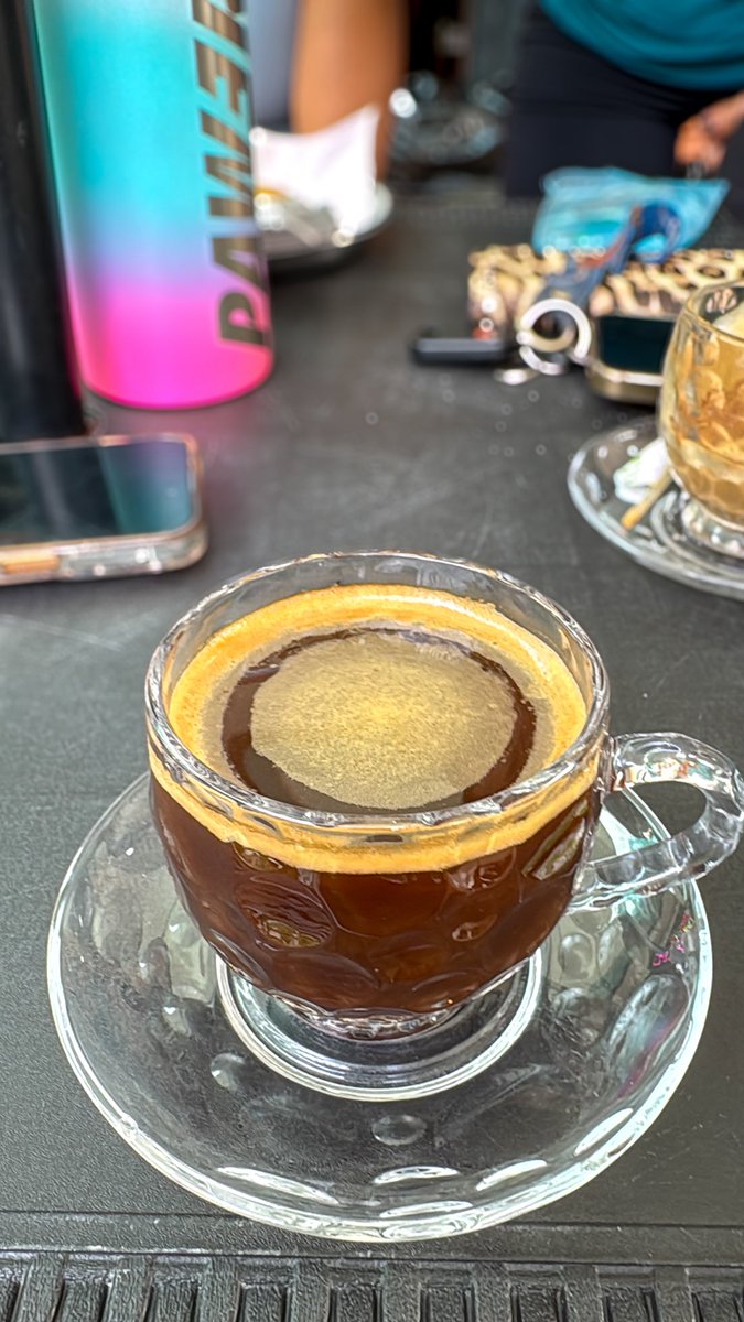 Hay cafés que no son solo bebida… son momentos, encuentros, instantes. Como la vida: llenos de sorpresas, esperados e inesperados, que están hechos para disfrutarse a sorbos lentos
¿Cafecito? ☕️