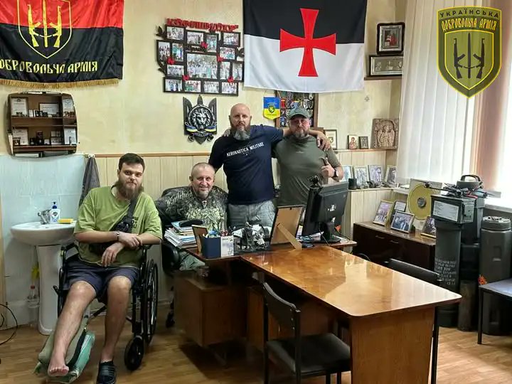 "I am a happy man, because I know that Victory will be ours!" ❤️

Founding member of the "Tryzub" Vynarera Rostyslav "sitting at desk" together with the deputy commander of the UDA and commander of the #DniproStormtroopers callsign Rambo. 🥰🥰
youtube.com/post/UgkxmRo-C…