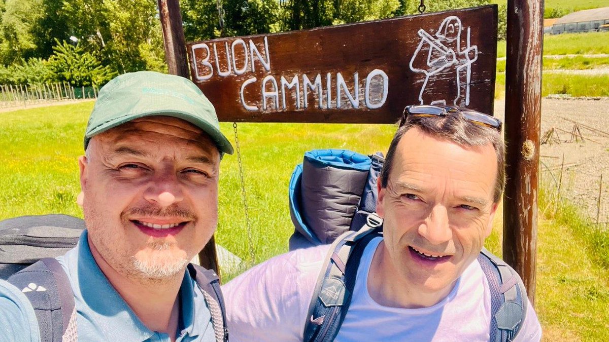 Giunta a #Roma la staffetta simbolica di <a href="/FederCammini/">Feder.Cammini</a> partita da #Pistoia. Un mese di attraversamenti tra paesaggi ricchi di memoria e incontri autentici, lungo vie storiche come la via di San Giacomo, la Romea Strata e la via Francigena.
#VaticanNewsIt

lc.cx/emZz_y