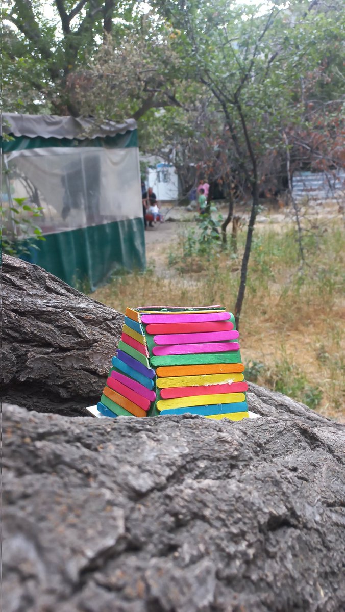 hayatgroup__ir's tweet image. زندگی با بچه‌ها این شکلیه که داری راه می‌ری و یهو می‌بینی گوشه‌گوشه‌ی دنیات رو رنگی‌تر کردند...
تصمیم گرفتند برای پرنده‌ها یه لونه‌ی رنگی خوشگل بسازند و بذارند روی شاخه‌ی درخت.🤩