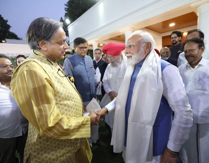 कहते हैं तस्वीरों की अपनी एक भाषा होती है, और हर तस्वीर कुछ बोलती है...आप बताएंं क्या कह रही है ये तस्वीर 

#ShashiTharoor #PMModi #BJP #Politics