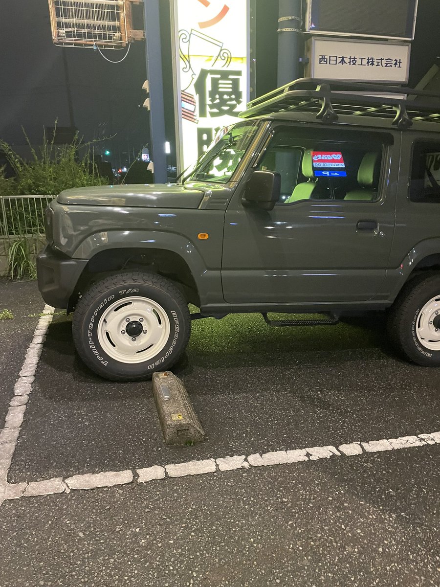 縁石もまさか越えられるとは思わなかっただろーね