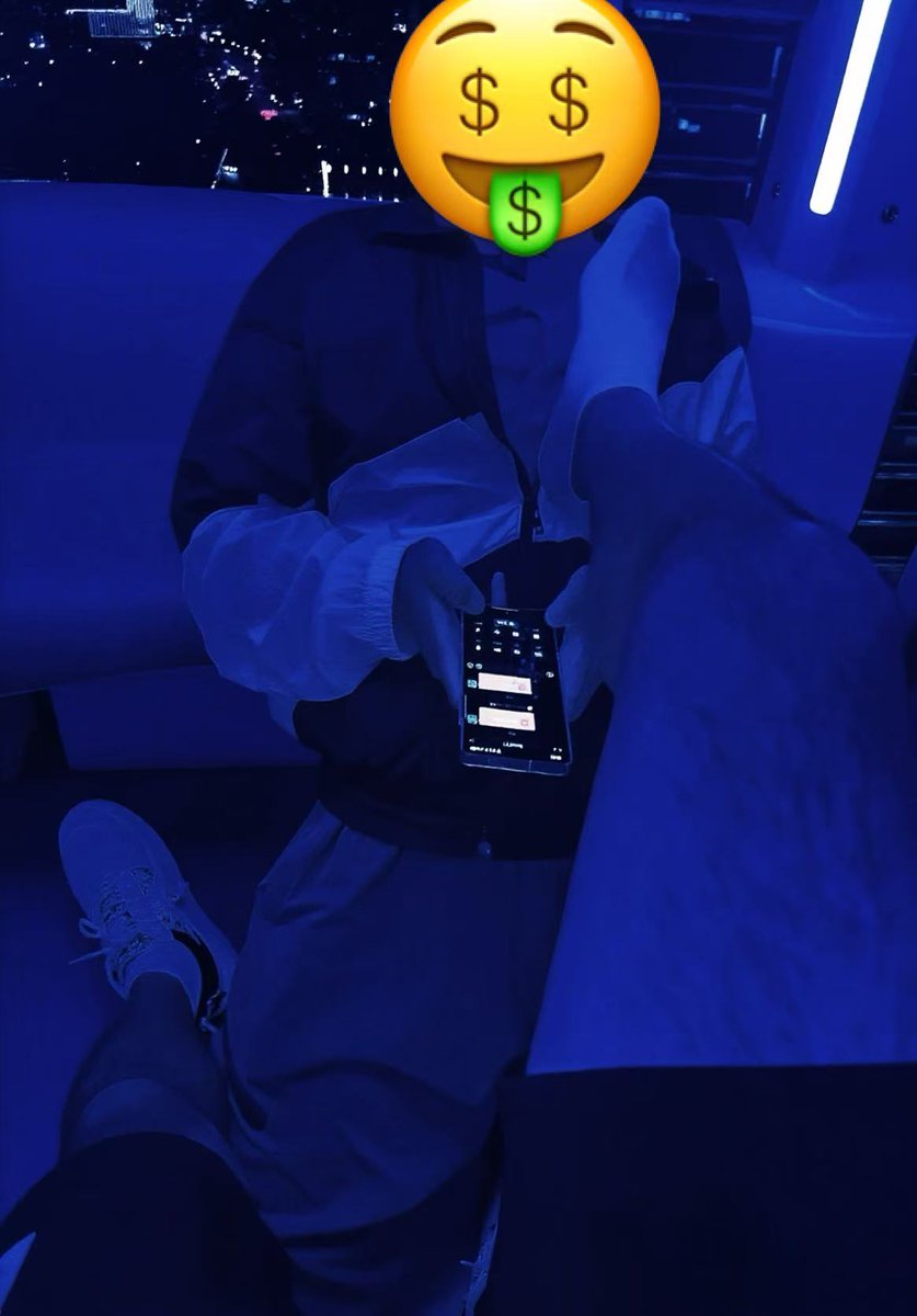 当面做爹贡奴 vol.2
摩天轮上的夜景 傻逼付款后也不配享受 
在高空舔着爹的大脚 当面一次次地无脑上贡
升得越高 脑子也越空
依稀记得嘴里不断地说 
傻逼要做爹一辈子的贡猪🤑🤑
求求祖宗不要丢下傻逼

然后傻逼挨了几巴掌 发现摩天轮已经落地 不知道工作人员和其他包厢里的人看到了没
#ATM奴 #男m狗奴