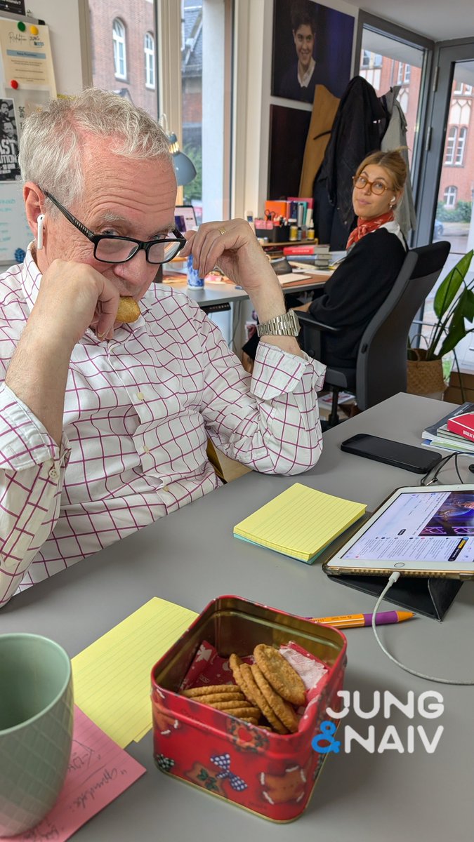 aahsh's tweet image. #BehindTheScenes of @JungNaiv
@TiloJung interviewt den Autor Georg Diez dazu was die 90er Jahre mit aktuellen Krisen zu tun haben
#Kipppunkte
Kira moderiert den Chat & Hans knabbert an den Zuschauerfragen:
youtube.com/live/UfvkbQvHY…