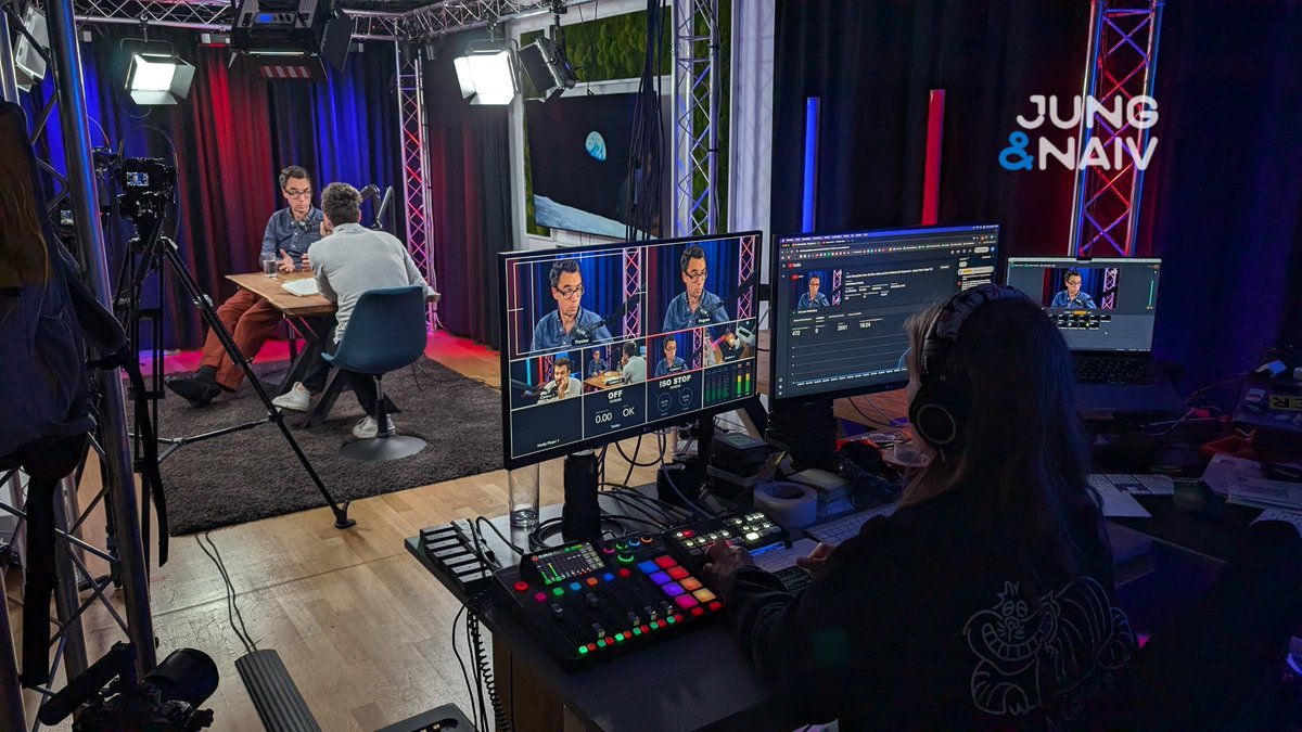 aahsh's tweet image. #BehindTheScenes of @JungNaiv
@TiloJung interviewt den Autor Georg Diez dazu was die 90er Jahre mit aktuellen Krisen zu tun haben
#Kipppunkte
Kira moderiert den Chat & Hans knabbert an den Zuschauerfragen:
youtube.com/live/UfvkbQvHY…