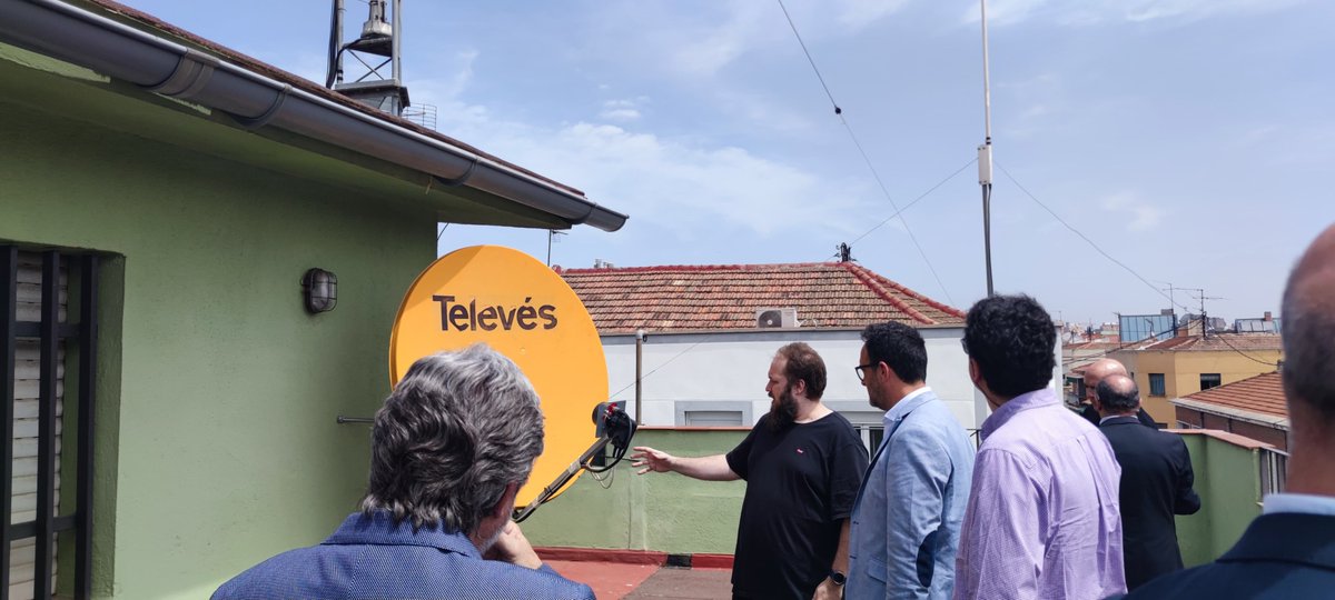 SE Telecomunicaciones e Infraestructuras Digitales (@setelecogob) on Twitter photo 🗓️El SE ha visitado hoy la <a href="/ure_es/">Unión de Radioaficionados Españoles</a> (principal asociación de radioaficionados en España) para conocer de forma directa su entusiasmo, su papel en la historia de las radiocomunicaciones y su labor en emergencias.
¡Gracias por recibirnos! 👏 🗓️El SE ha visitado hoy la <a href="/ure_es/">Unión de Radioaficionados Españoles</a> (principal asociación de radioaficionados en España) para conocer de forma directa su entusiasmo, su papel en la historia de las radiocomunicaciones y su labor en emergencias.
¡Gracias por recibirnos! 👏