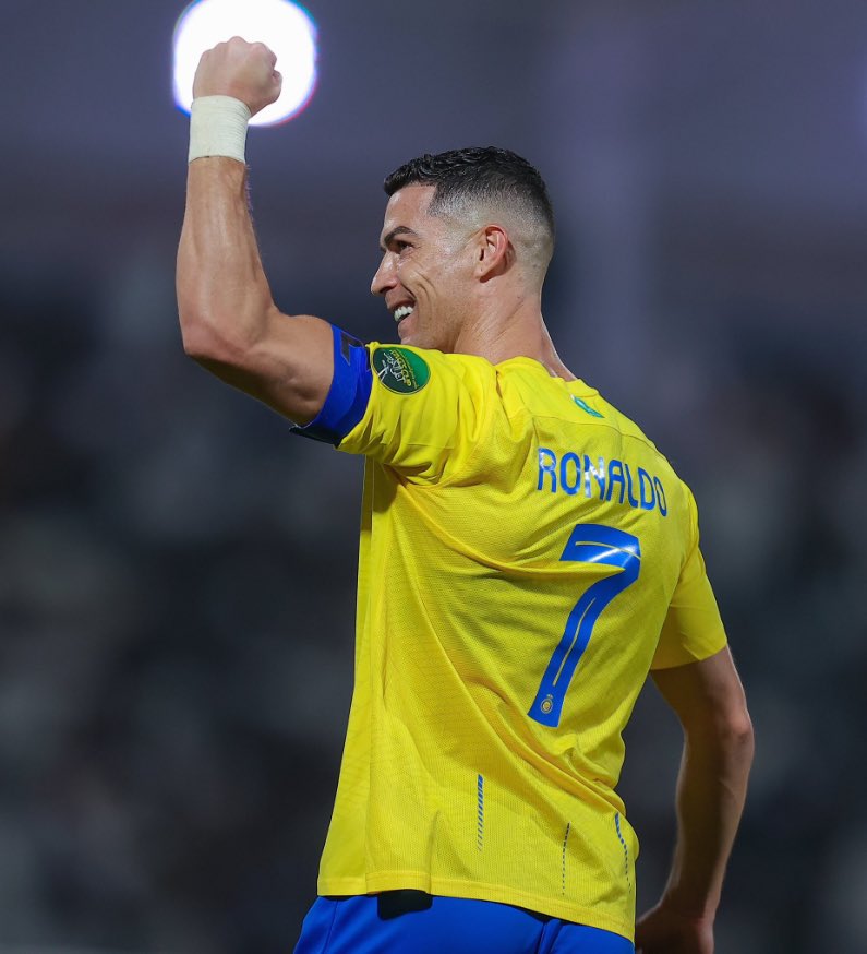 كريستيانو رونالدو
الملعب حينما يكون أرضية للمعنى

#شتيوي_الغيثي

في زمن تتلاشى فيه الكثير من القيم الإنسانية وتضيع العديد من المعاني، وتتآكل فيه الإرادة تحت حالات التسطيح واللاهدف، تبرز بعض الشخصيات كأنها تمشي خارج الزمن، لتخط من واقعها الجاف وجودًا مليئًا بالمعنى والإرادة.