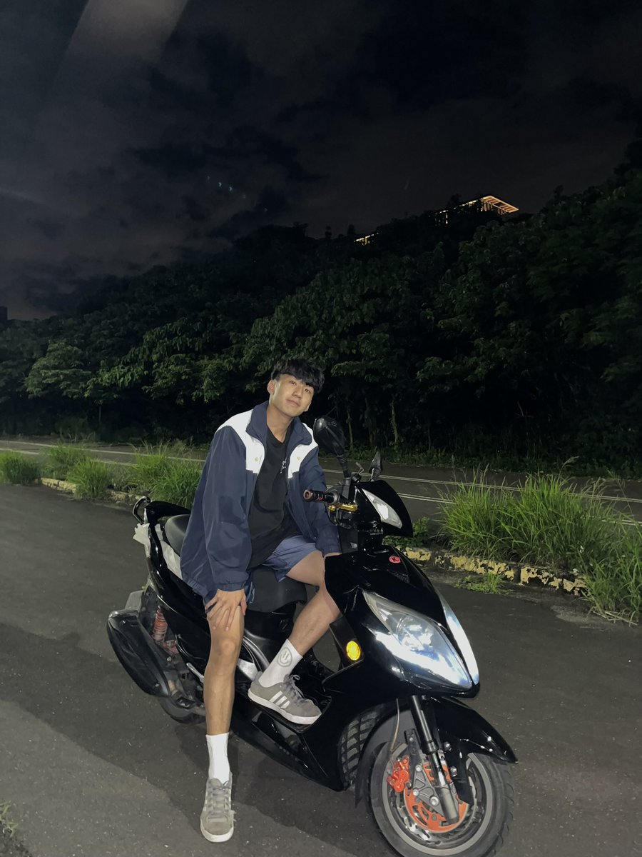 高中已經是3年前的事情了。時間過得好快⋯
近期想擴大交友圈，歡迎認識😝
IG:l.ce_0419_ #轉推愛心