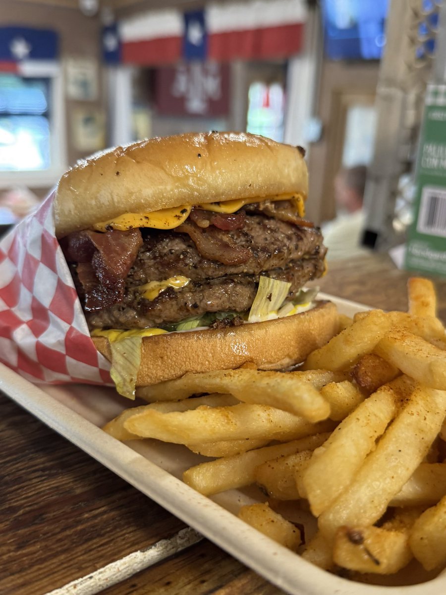 _greasyburger_'s tweet photo. So, how's your day going?#cheeseburgers #cheeseburger #_top_of_the_hill_ #greasyburgers #greasy #hamburger  #burgerandfries #burgerlovers #homemadeburger #delish #burgersarelife #burgerlife #bestintown #bcs #tx #familyowned #eatlocal #lunch #tuesday #hi #letseat https://t.co/lYBv8UKzPA