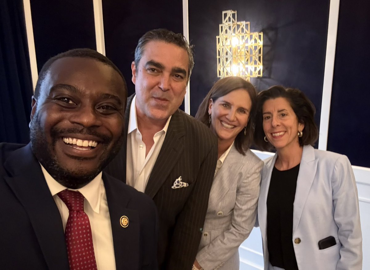Spent last night with some of Rhode Island’s finest public servants — <a href="/gabeamo/">Gabe Amo</a> and <a href="/GinaRaimondo/">Gina Raimondo</a>!