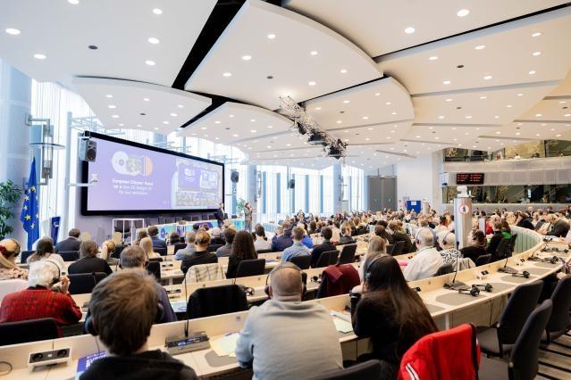 EU-kommissionen i Sverige (@ec_stockholmrep) on Twitter photo EU-kommissionen har just börjat rekrytera 150 deltagare från alla 27 EU-länder till en europeisk medborgarpanel om rättvisa mellan generationerna.
Du kan bli en av de 150 paneldeltagarna!
Läs mer här 👇
sweden.representation.ec.europa.eu/news/vi-soker-… EU-kommissionen har just börjat rekrytera 150 deltagare från alla 27 EU-länder till en europeisk medborgarpanel om rättvisa mellan generationerna.
Du kan bli en av de 150 paneldeltagarna!
Läs mer här 👇
sweden.representation.ec.europa.eu/news/vi-soker-…