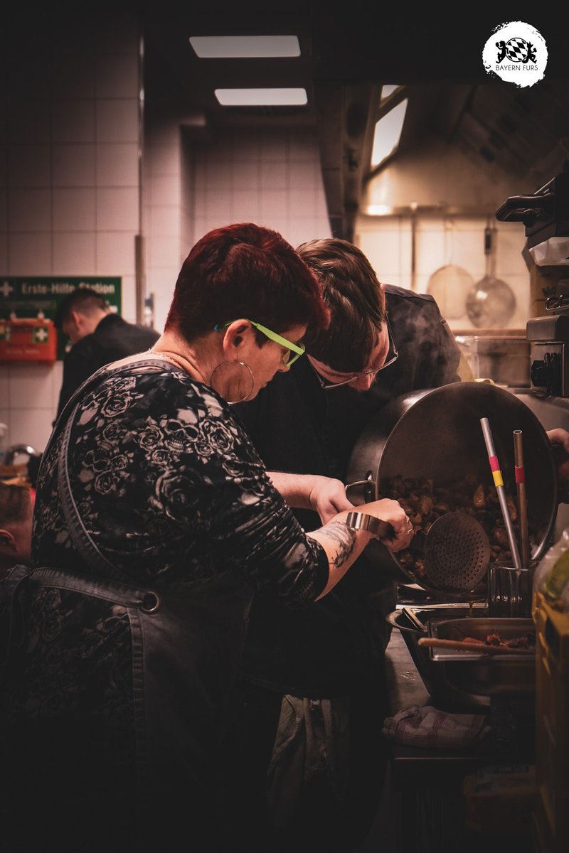 Hey zusammen!

Unser Küchen-Team braucht beim nächsten Event dringend Unterstützung, damit alles glatt läuft und ihr wieder super lecker essen könnt. Wer Lust hat mit anzupacken, ist herzlich willkommen!

Meldet euch gern bei uns – wir freuen uns auf euch! &lt;3