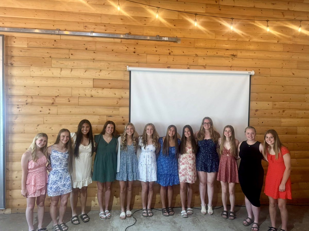 reghan_ziegler's tweet photo. HS softball banquet.I earned all conference HM-catcher.Leave as the all time career HR leader w/18, single season HR leader w/10.HS career BA of .342, 440 PO, &amp; academic all-state w/a cum. GPA of 3.995. Next week is the WFSCA senior all star game! @Velocity_GB @Velo_Softball https://t.co/L4J07eYouC