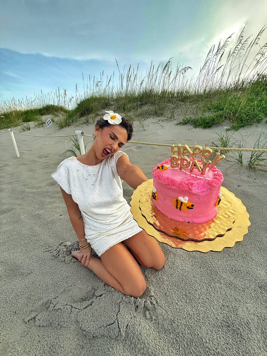 Beatrix Ramosaj ♛ tweet media