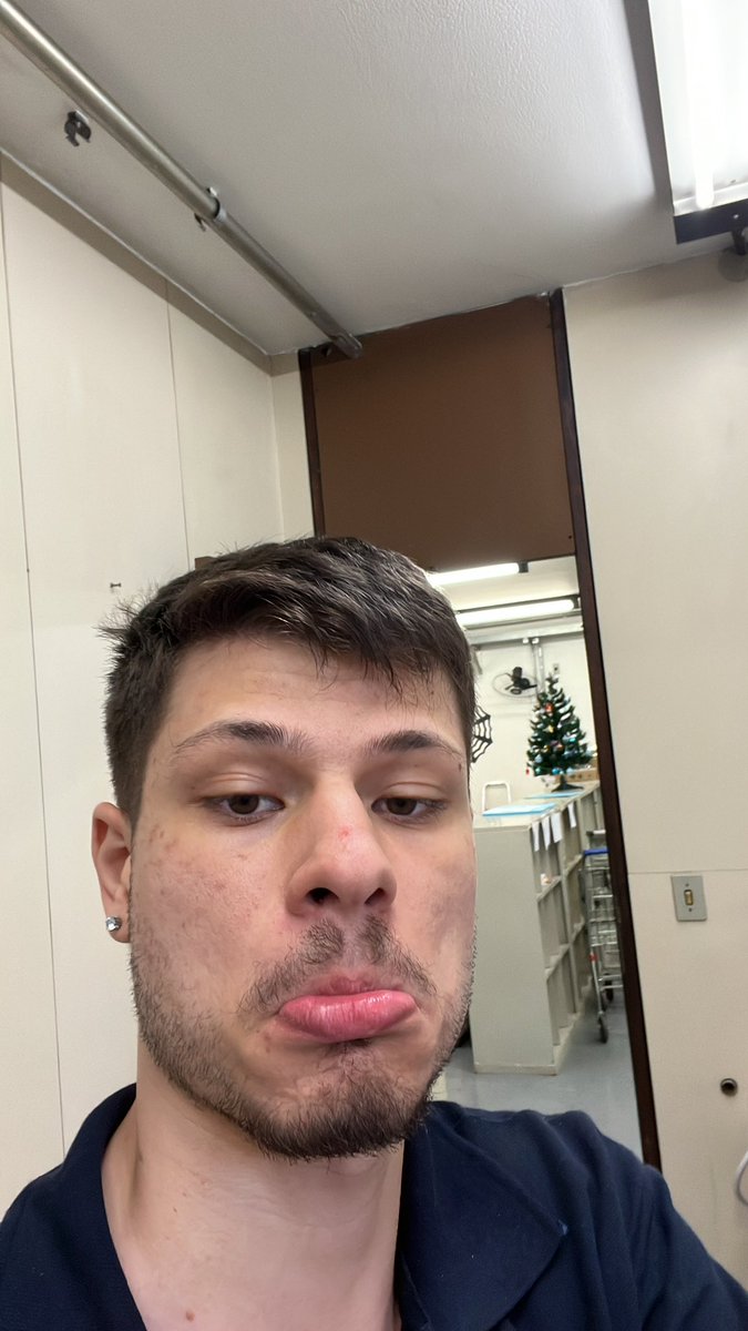 Apenas lembranças ruins desses dias em que eu precisava forçar quem eu era para agradar os outros. Hoje, não preciso mais disso. Estou muito melhor. Amém.