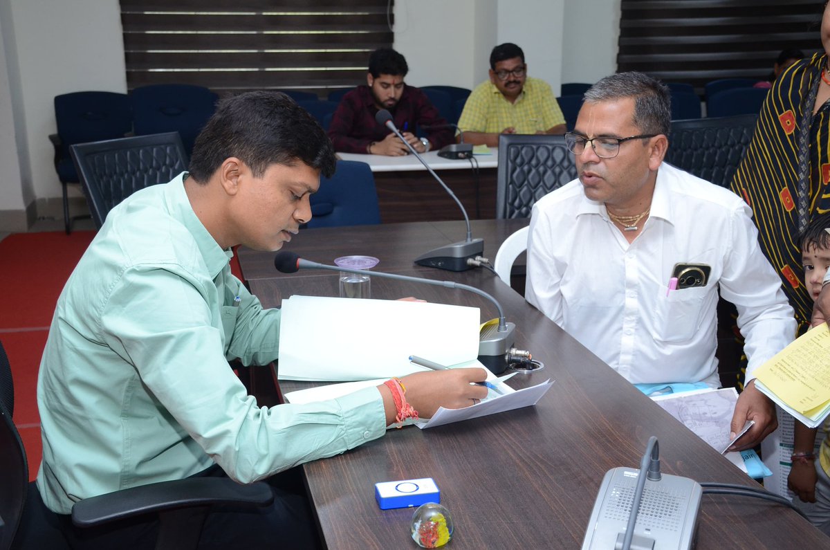 collectorUJN's tweet image. कलेक्टर श्री रौशन कुमार सिंह ने विभिन्न शिकायतों पर की सुनवाई। अधीनस्थ अधिकारियों को दिए समयसीमा में कार्रवाई के निर्देश।
#Ujjain #जनसुनवाई #RoshanKumarSingh #MPGovt #PublicGrievanceRedressal