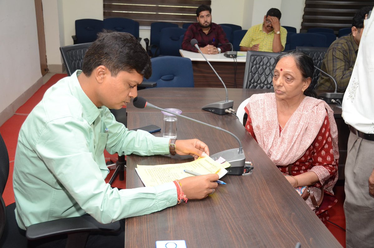 collectorUJN's tweet image. कलेक्टर श्री रौशन कुमार सिंह ने विभिन्न शिकायतों पर की सुनवाई। अधीनस्थ अधिकारियों को दिए समयसीमा में कार्रवाई के निर्देश।
#Ujjain #जनसुनवाई #RoshanKumarSingh #MPGovt #PublicGrievanceRedressal