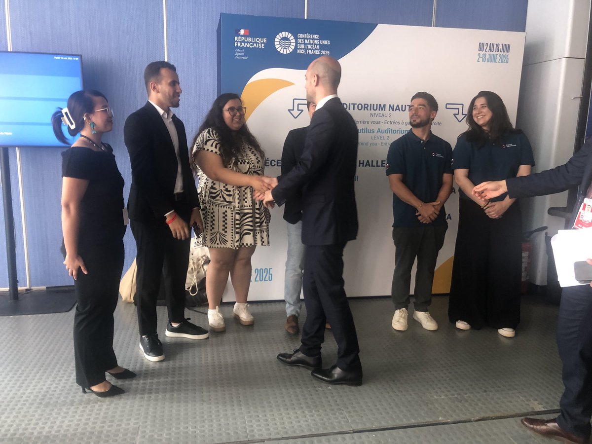 FVolontaires's tweet photo. Le ministre @jnbarrot salue des volontaires en #VSI, @ServiceCivique et #Corpseuropeendesolidarite 🇨🇵 🇨🇷🇲🇦🇹🇳 🇸🇳 🇪🇨🇵🇭mobilisés par France Volontaires pour #UNOC3 pour incarner la contribution du volontariat international d’échange et de solidarité aux enjeux océaniques #VIES https://t.co/pfmersPhoc