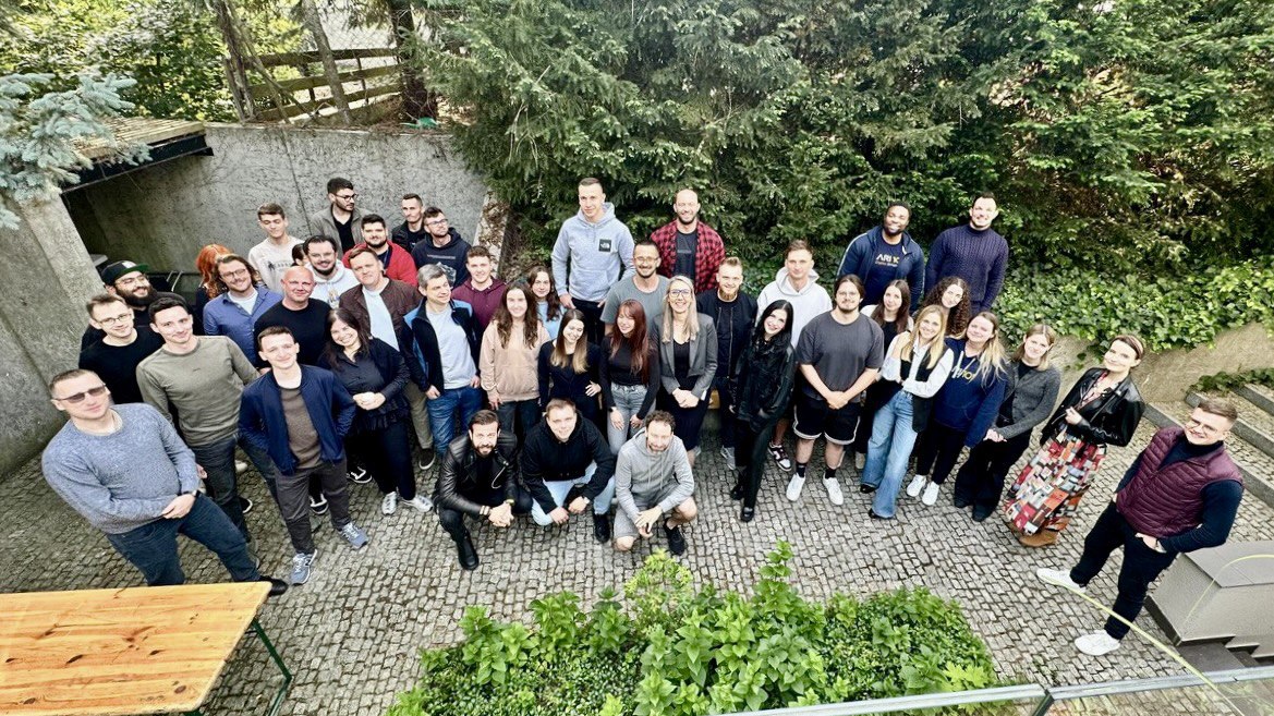 ari10com's tweet photo. Meet the powerhouse behind ARI10! ⚡️

Yesterday we ditched the screens and spent the afternoon with amazing food, killer talks, and even better company. 

Behind every innovation and milestone? This INCREDIBLE TEAM crushing it together ❤️‍🔥