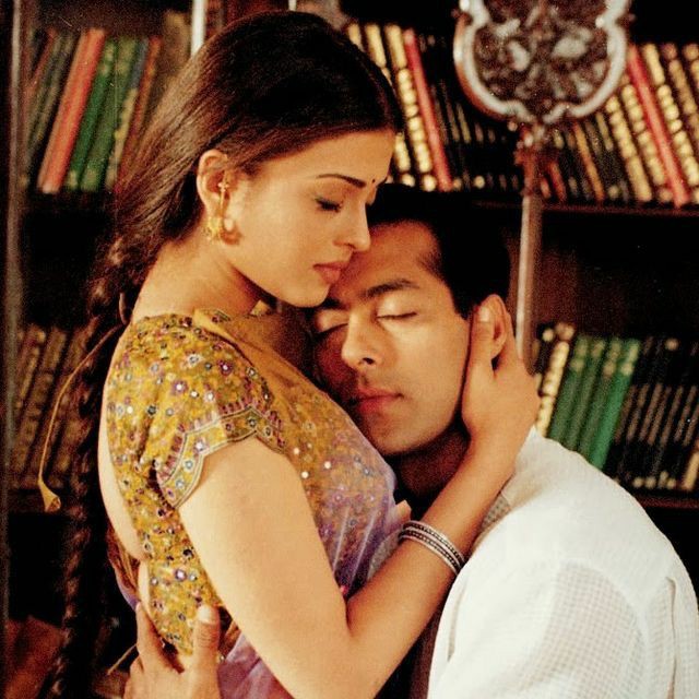 KraantiKumar's tweet photo. नंदिनी को चॉकलेटी चेहरे वाले समीर से प्यार हो जाता है. लेकिन नंदिनी का बाप पंडित दरबार इस रिश्ते के लिए राजी नही होता है.

नंदिनी के शादी सांवले रंग रूप वाले वनराज से कर दी जाती है.

नंदिनी सुहागरात के दिन वनराज को छूने नही देती. वनराज को शक हो जाता है. वनराज को पता चल जाता है नंदिनी के दिल में समीर नाम का लड़का है.

नंदिनी को उसके प्यार से मिलाने के लिए वनराज नंदिनी को लेकर इटली जाता है. काफी खोजबीन के बाद समीर का पता मिल जाता है.

वनराज नंदिनी को समीर के पास छोड़कर निकल पड़ता है. नंदिनी समीर से मिलती है लेकिन उसके साथ रहने से इंकार कर देती है.

नंदिनी समीर से कहती है तुमने प्यार करना सिखाया. मेरे पति ने प्यार निभाना सिखाया है.

अब नंदिनी का दिल बदल चुका है, वो वनराज से प्यार करने लगी है. समीर को छोड़कर वो वनराज से मिलने दौड़ पड़ती है.

समीर का रोल करने वाले सलमान खान ने संजय लीला भंसाली से कहा क्लाइमेक्स सीन में ऐश्वर्या मुझे चाहिए, कहानी को बदल दो

लेकिन संजय लीला भंसाली ने कहा ऑडिएंस वनराज के पक्ष में खड़ी होगी. वो नही चाहेंगे एक पत्नी अपने पति को छोड़कर किसी और से प्यार करे.

शादी आज एक मजबूत इंस्टीट्यूशन है. एक दो सोनम मुस्कान की वजह से ये कमजोर नही होने वाला है.