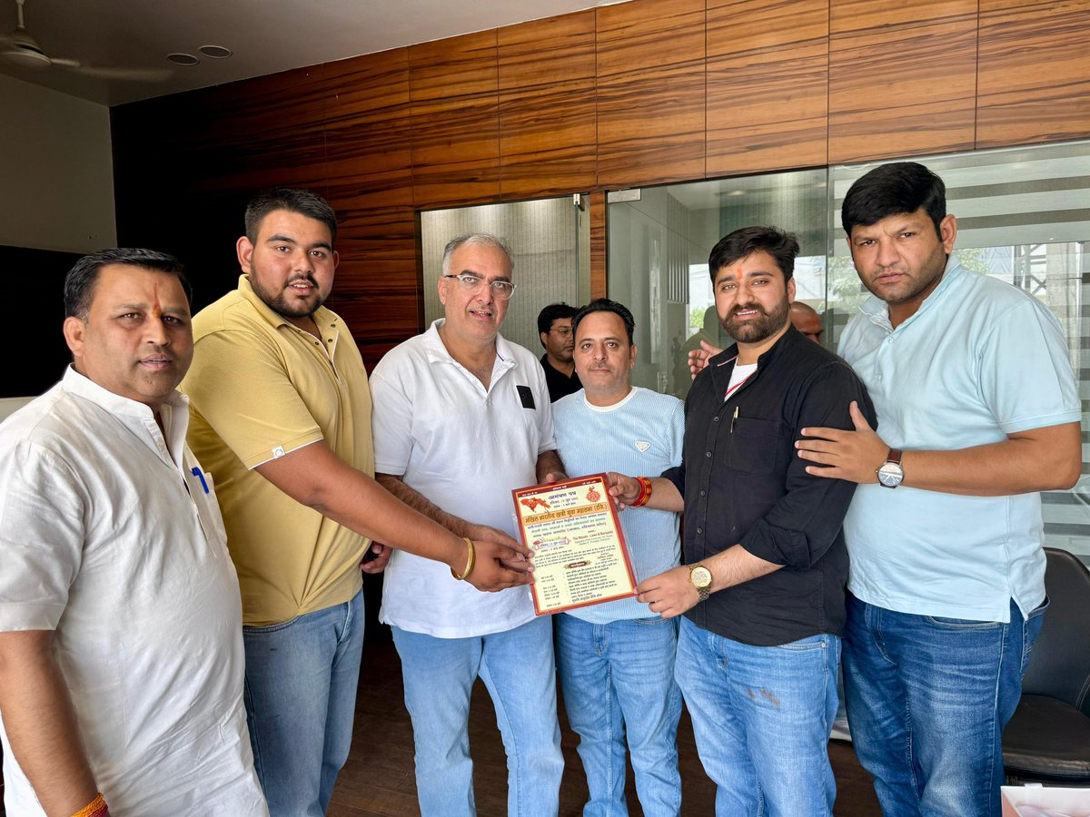 ArvindAroraji's tweet photo. Had the honour of meeting Shri #Sanjay_Bhatia ji (Former MP, Karnal) to invite him for the grand felicitation event on 15th June. His humility and commitment to the community are truly inspiring. 🙏✨
Following 
#अखिल_भारतीय_खत्री_युवा_महासभा_रजि० 
#अरविन्द_अरोड़ा 
#Arvind_Arora https://t.co/rKmgpLhv4q