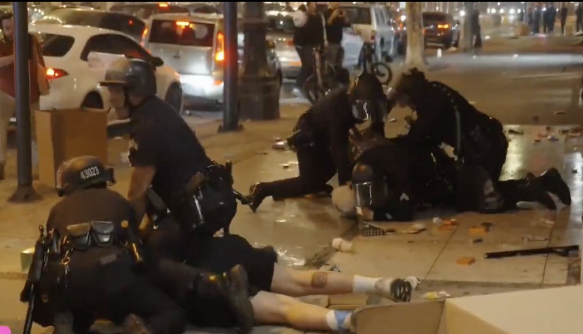 NotKennyRogers's tweet image. Attention Los Angeles shoppers: 

All goods are no longer 100% off.