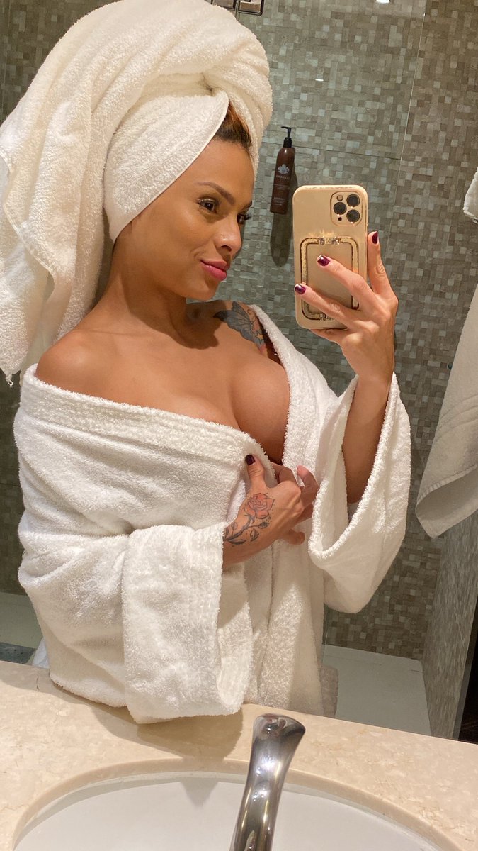 allmylinks.com/babaloo-ofc

Já foram lá me vê tomando banho ? 😈