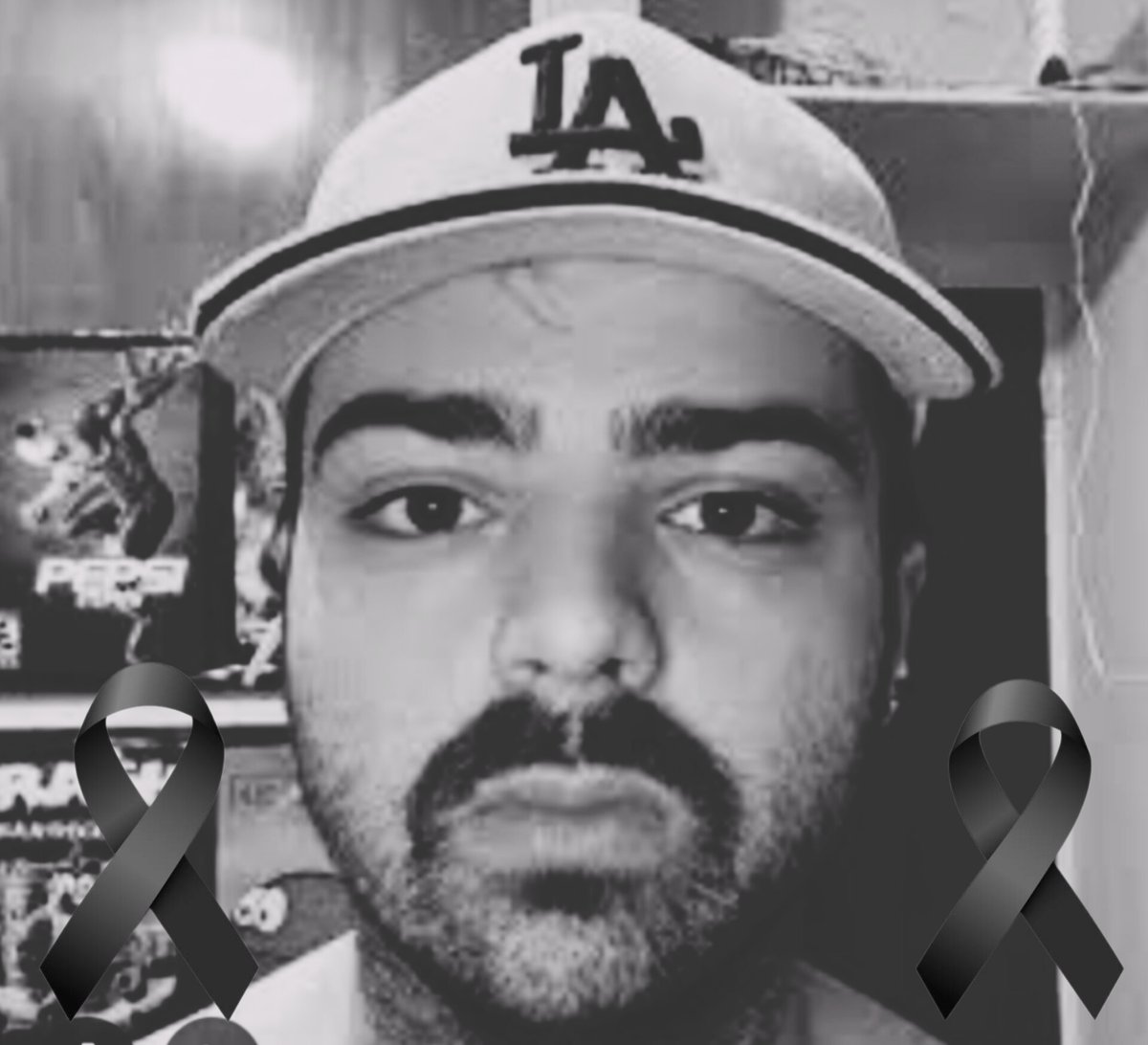 Eleze099's tweet photo. Se confirma lo peor
El streamer bananirou fue encontrado muerto,en su habitacion con un pepino en el ano. https://t.co/SZYLi5tocq