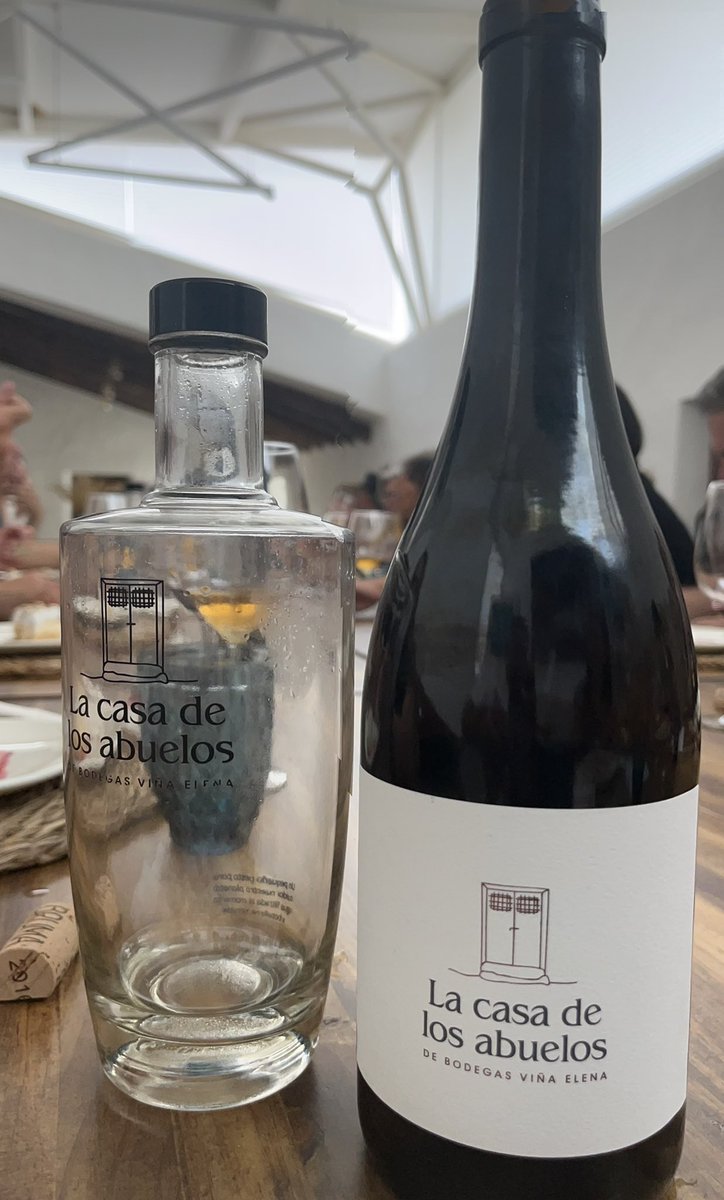JMtnezNunez's tweet photo. Lugares que huelen a #Monastrel e #Historia
El trabajo incansable de una familia de luchadoras
@bodegavinaelena
Y un homenaje , #LaCasaDeLosAbuelos
Larga vida a la #Monastrel
@VinosJumilla https://t.co/JNrRaoCopU