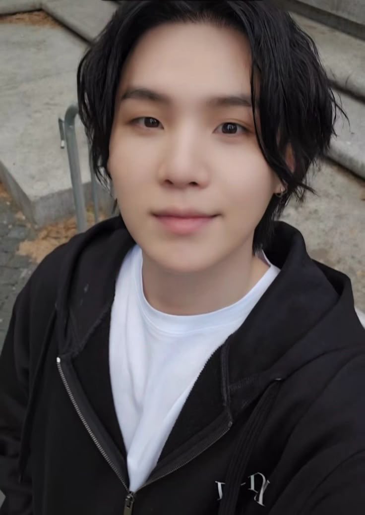 Ratusan hari sudah lewat, dan besok kita masuk ke single digits. We’re counting down the days until you’re back, Yoongi. Sehat-sehat yaa di sana! 🫶

10 DAYS UNTIL SUGA RETURNS
#DDAY10_SUGAisBACK
#윤기야10일남았다 
#어서와윤기야
#슈가 #SUGA #AgustD #BTSSUGA