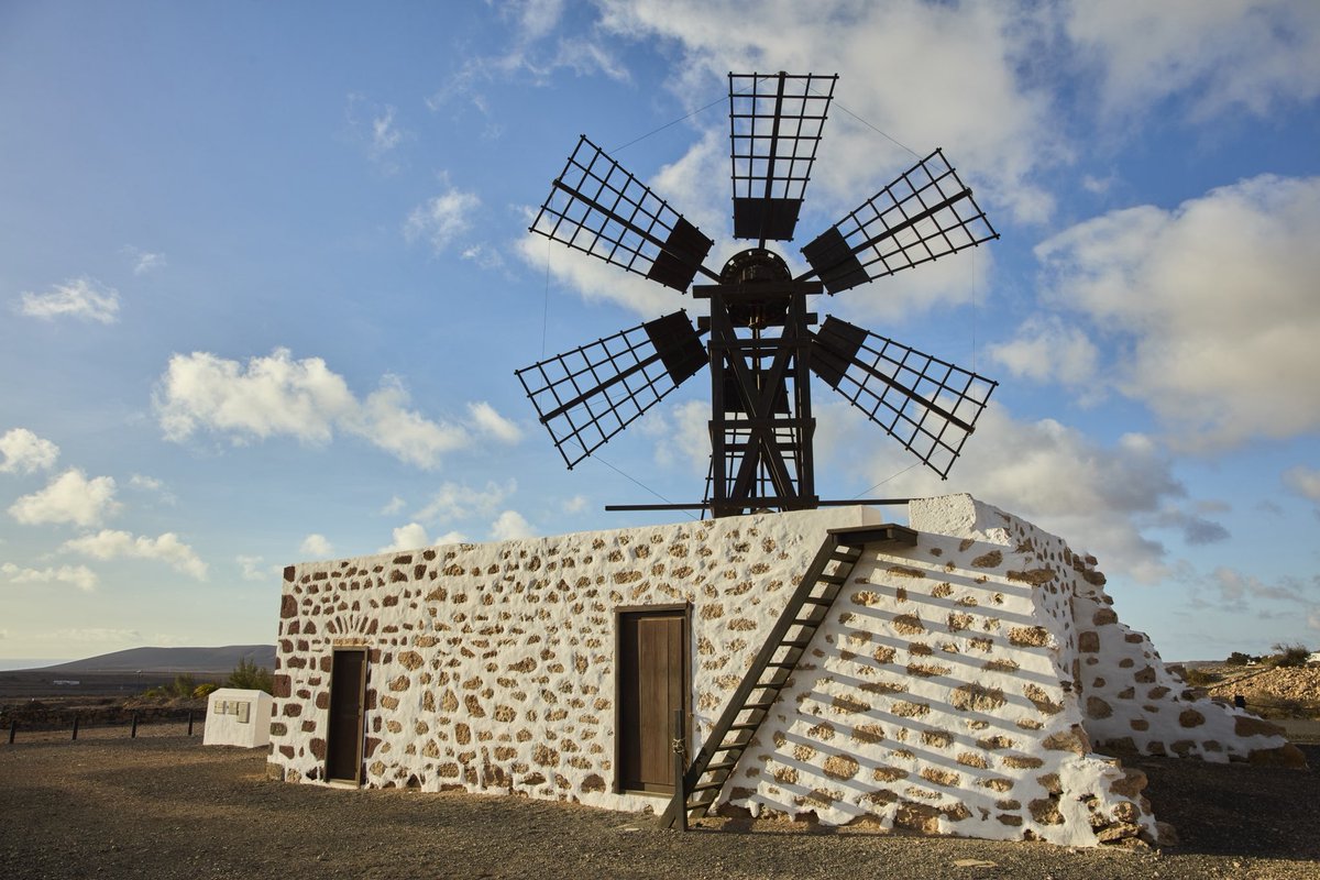 🌾 Parte del paisaje de #Tefía, La Molina nos recuerda cómo el viento de #PuertodelRosario 🌬️ ha sido, durante siglos, fuente de vida.
🌀 ¿Sabías que su diseño permite orientar la torre sin mover la estructura completa?
#Fuerteventura #MolinasCanarias #MolinadeTefia