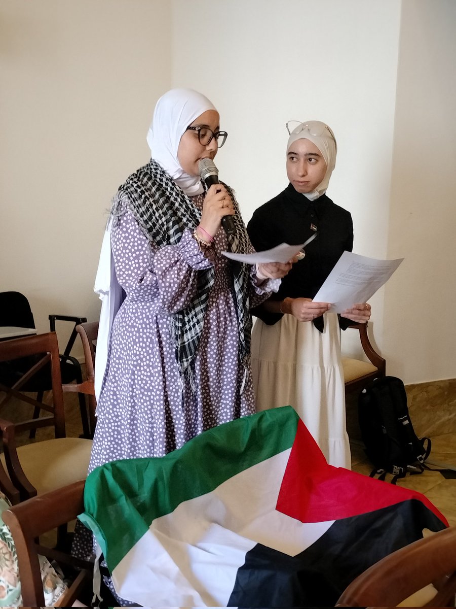 Ahir el Ple de l'Ajuntament de Manacor va aprovar una moció de suport i solidaritat amb el poble palestí i va condemnar el genocidi que perpetua Israel. Un gest necessari i digne, però hi ha coses a dir.
📸 Són les companyes de <a href="/manambpal/">Manacor amb Palestina 🇵🇸</a> que varen intervenir al ple.